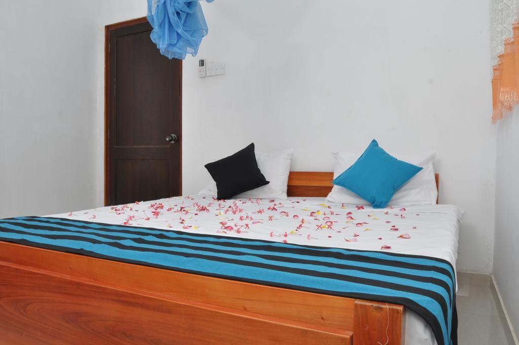 Hotel Tms Beach House Negombo Exterior foto